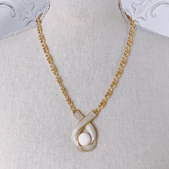 VTG Signed Trifari Modernist Enamel Ribbon Pendant Necklace, Gold Tone Chain - Picture 2 of 8